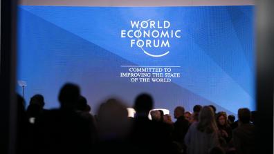 A screen at DAVOS reads: "World Economic Forum – Committed to improving the state of the world". Photo: U.S. Embassy Bern/ Eric Bridiers